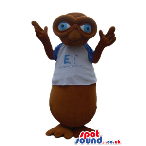 Et with blue eyes wearing a light-blue and white t-shirt with